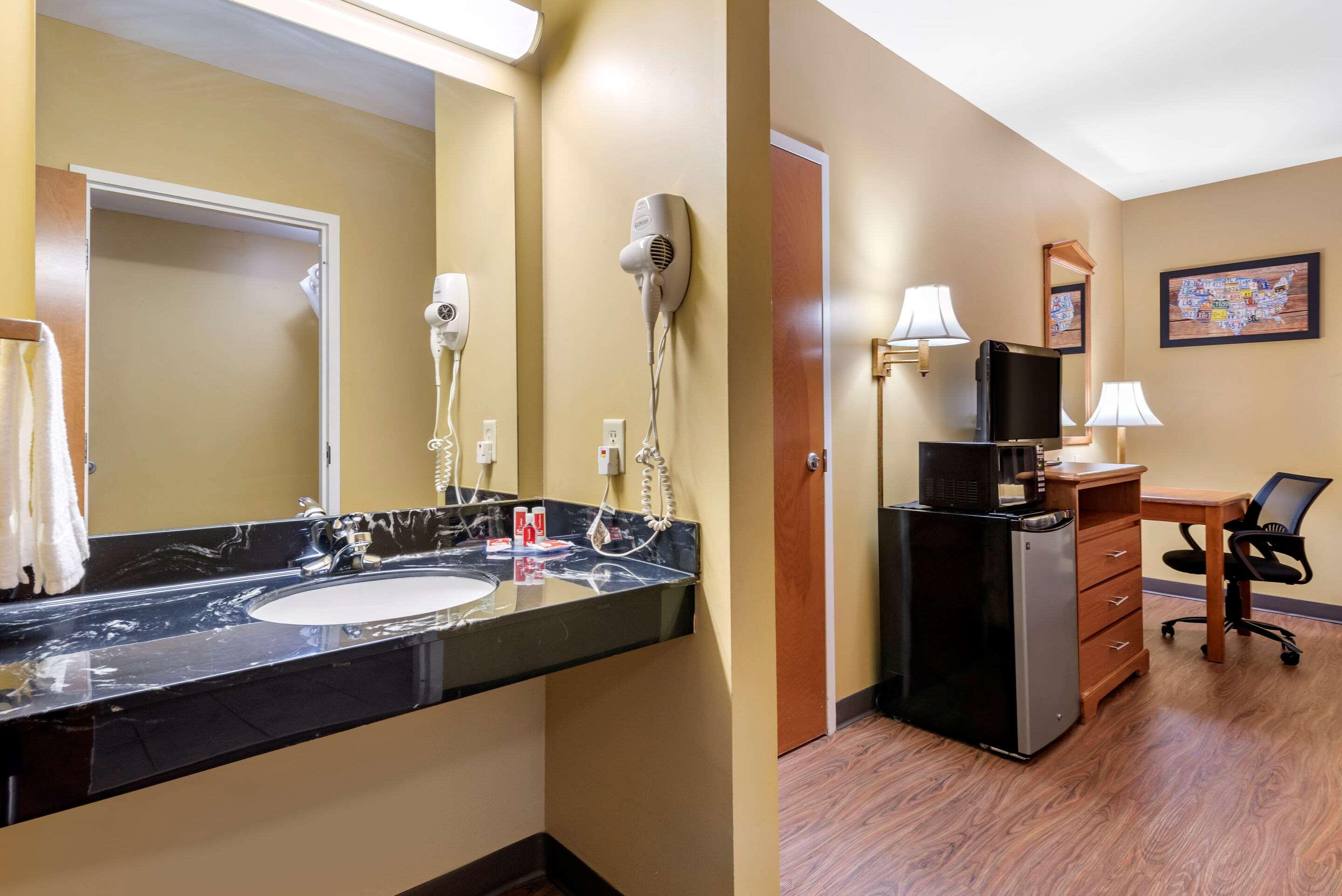 Econo Lodge Airport Louisville-Jefferson County Extérieur photo
